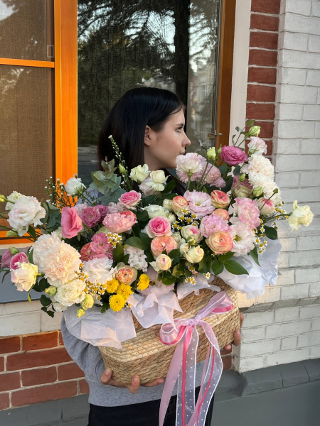 Композиция нежно-розовый цветов в КОРЗИНЕ