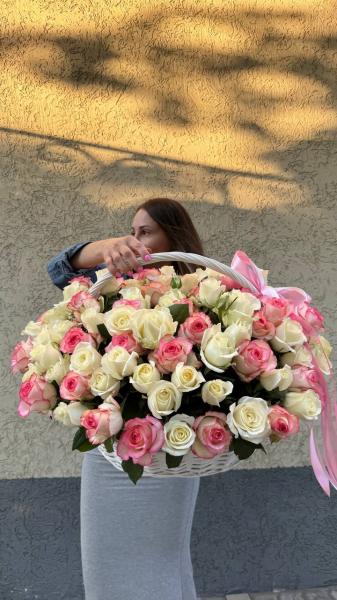 Композиция розовых и белых РОЗ